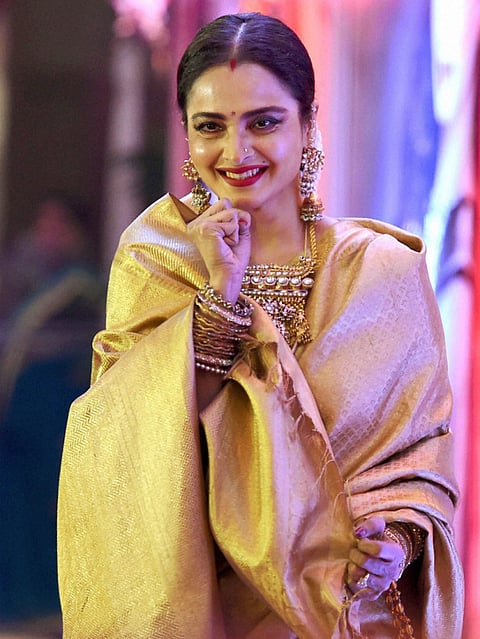Rekha uses this secret to bring glow on her face Know the secret of young skin
