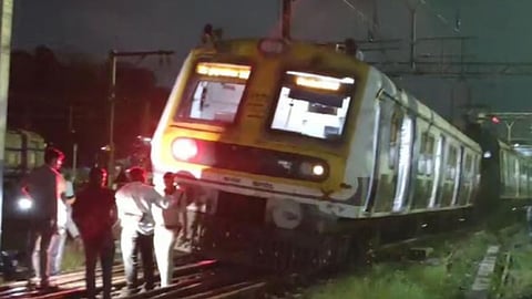 कल्याण स्टेशन पर पटरी से उतरी लोकल, 1 हफ्ते में दूसरी घटना