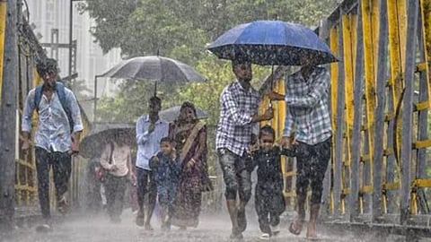 देश के कई हिस्सों में बारिश का कहर जारी है। तो वहीं देश के कई हिस्सों में ठंड ने दस्तक दे दी है।