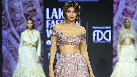 शिल्पा शेट्टी ने लैक्मे फैशन वीक के रैंप पर बिखेरा जलवा, गुलाबी लहंगे में बला की खूबसूरत लगीं एक्ट्रेस