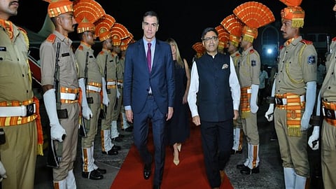 स्पेन के राष्ट्रपति पहुंचे वडोदरा, पीएम मोदी संग करेंगे रोड शो, गुजरात को मिलेगी विमान फैक्टी सहित करोड़ों की सौगात