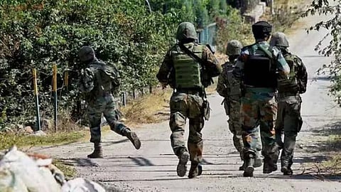 श्रीनगर के खानयार इलाके में छिपे हैं कई आतंकी, रिहायशी इलाके में चल रहा है तलाशी अभियान