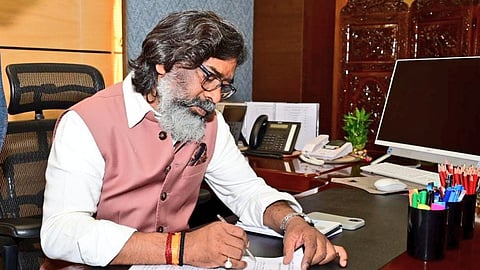 PMLA कोर्ट ने लिया एक्शन, मनी लॉन्ड्रिंग मामले में सीएम सोरेन को आज पेश होने का आदेश, बढ़ सकती हैं मुश्किलें