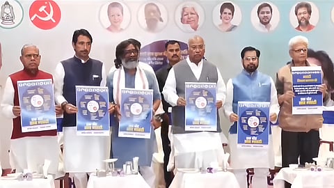 झारखंड चुनाव के लिए India Alliance ने जारी किया घोषणा पत्र, मतदाताओं को दी सात गारंटियां