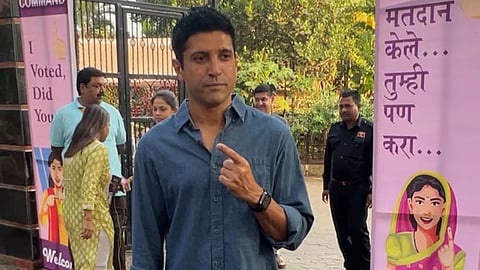 महाराष्ट्र विधानसभा चुनाव: फरहान अख्तर और जोया अख्तर ने डाला वोट, भाई-बहन ने दिखाईं स्याही लगी उंगलियां