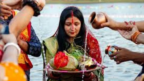 छठ पूजा में अस्ताचल सूर्यदेव को अर्घ्य देने का यह है महत्व