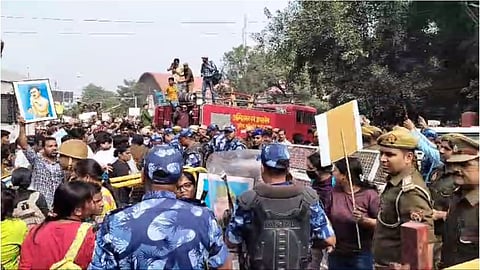 Prayagraj में UPPSC अभ्यर्थियों का प्रदर्शन, नॉर्मलाइजेशन प्रक्रिया का प्रतियोगी छात्र कर रहे विरोध