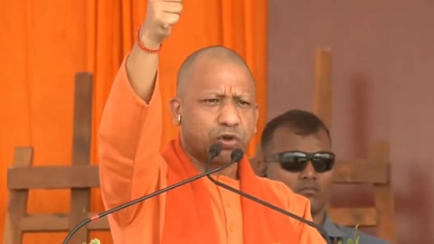 झारखंड में सीएम योगी के बयान से मची खलबली, कहा-पीएम द्वारा राज्य के विकास के लिए भेजे गए पैसे को JMM के लोगों ने लूट लिया