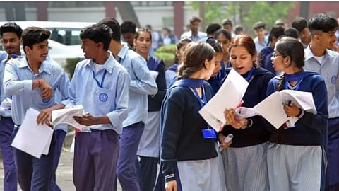CBSE Board Exam 10वीं-12वीं परीक्षा आज से शुरू, इन गाइडलाइन्स को पढ़कर ही निकलें बाहर