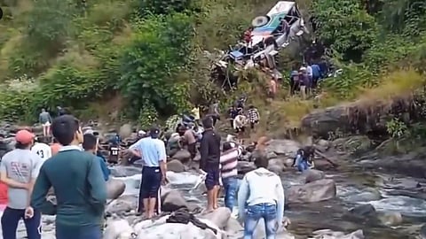 उत्तराखंड मे बड़ा बस हादसा 7 लोगो की मौत, सीएम धामी ने तत्काल रेस्क्यू करने का दिया निर्देश