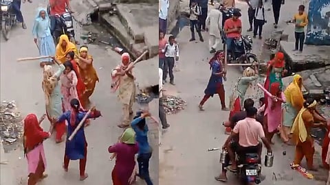 'चाट युद्ध' के बाद बागपत से वायरल हुआ एक नई जंग का वीडियो, इस बार जरा सी बात पर महिलाओं ने भांजी लाठियां, देखें वीडियो