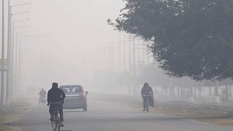 Weather Update Today: पड़ने वाली है कड़ाके की ठंड! दिल्ली, यूपी और पंजाब में कोहरे की चेतावनी जारी