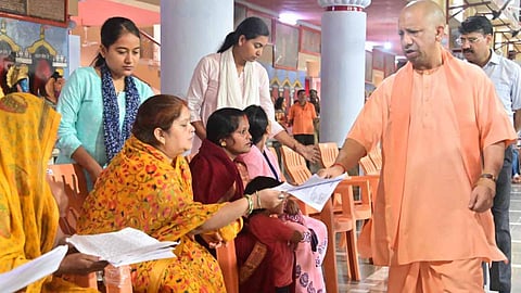बाबा के 'बांटने' का क्या होगा लाभ, 9 विधानसभा सीटों पर योगी-मोदी का ऐसे गुणगान कर रहे पदाधिकारी