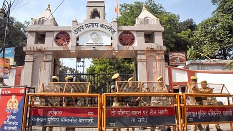 उदय प्रताप कॉलेज परिसर में मजार हटाने को लेकर, छात्रों ने किया प्रदर्शन