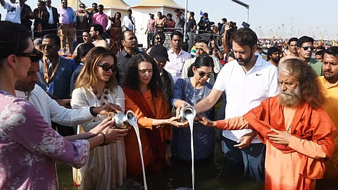 ईशा अंबानी अपने पति आनंद पीरामल और अपने कुछ बाकी दोस्तों के साथ मौजूद थी। इससे पहले 11 फरवरी को रिलायंस इंडस्ट्रीज के चेयरमैन मुकेश अंबानी अपने बेटे अनंत, छोटी बहू राधिका मर्चेंट और मां कोकिलाबेन के साथ महाकुंभ में स्नान के लिए पहुंचे थे।