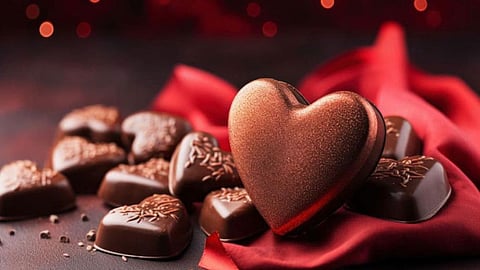 Chocolate Day के मौके पर अपने Valentine को सिर्फ चॉकलेट ही नहीं, कुछ ऐसे गिफ्ट भी दें साथ, दिल जीत लेंगे आप