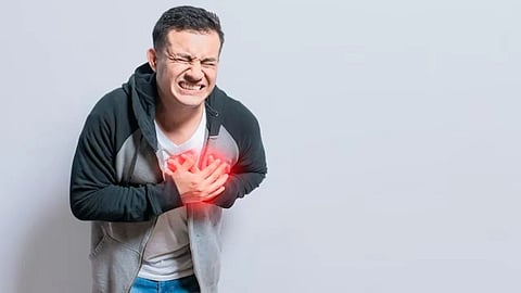 Heart Attack करीब महीने पहले ही देने लगता है अपने आने के संकेत, नज़रंदाज़ करना हो सकता है जानलेवा, ज़रूर जानिए