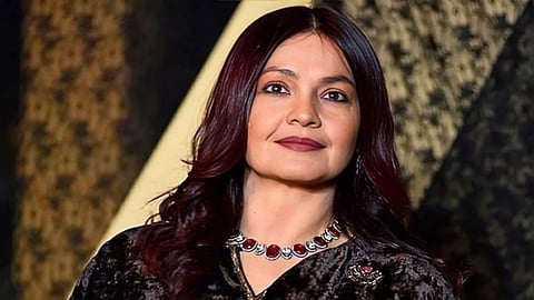 Pooja Bhatt Birthday: पिता के साथ लिपलॉक की वजह से सुर्ख़ियों में आ गई थी पूजा भट्ट