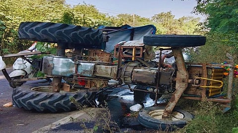 छत्तीसगढ़ के धमतरी जिले में ट्रैक्टर के पलटने से तीन स्कूली छात्रों की मौत