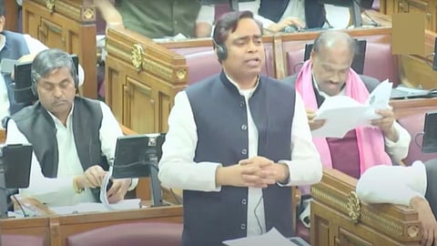 UP News: शिक्षा मित्रों की तुलना कुत्तों से...सपा विधायक पर भड़के मंत्री संदीप सिंह, बोले माफी मांगनी चाहिए
