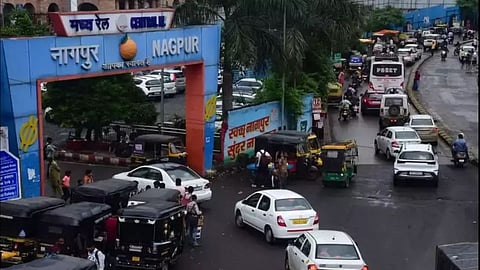 सवारी के लिए ऑटो चालक कर रहे छीना-झपटी