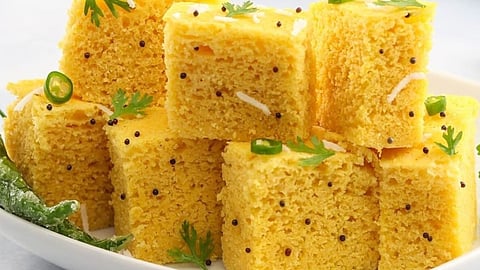 घर पर अपने हाथों से बनाएं बिल्कुल सॉफ्ट और स्पंजी Dhokla, जानिए इसकी सिंपल रेसिपी