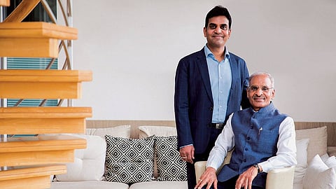 आज हम आपको ऐसे व्यक्ति की कहानी के बारे में बताने जा रहे हैं, जिनकी मेहनत ने उनको फर्श से अर्श तक पहुंचा दिया है। जिस व्यक्ति की यात्रा के बारे में हम आपको बताने जा रहे हैं, उनका नाम सत्यनारायण नंदलाल नुवाल हैं।