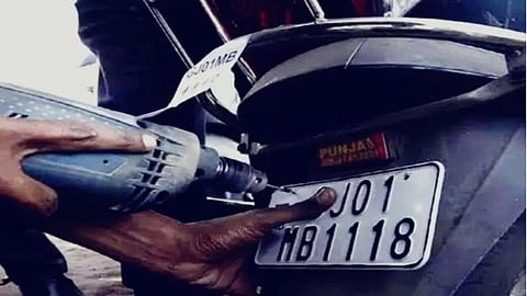 पुराने वाहनों में हाई सिक्योरिटी नंबर प्लेट लगाने की प्रक्रिया जोरों पर