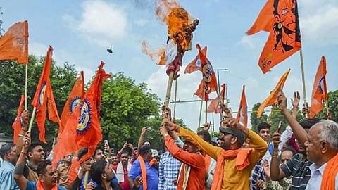 महाराष्ट्र में छत्रपति शिवाजी महाराज की जयंती पर छत्रपति संभाजीनगर से औरंगजेब की कब्र हटाने की मांग को लेकर विहिप और बजरंग दल ने किया प्रदर्शन।