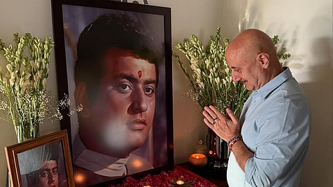 अनुपम खेर ने मनोज कुमार के परिवार से की मुलाकात, दिग्गज अभिनेता को दी श्रद्धांजलि