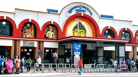 महाराष्ट्र के जलगांव जिले में अब रेलवे स्टेशनों को विकसित करने का काम किया जा रहा है। जलगांव में केंद्र सरकार की अमृत भारत योजना के तहत 147 करोड़ की धनराशि को मंजूरी दी गई है।