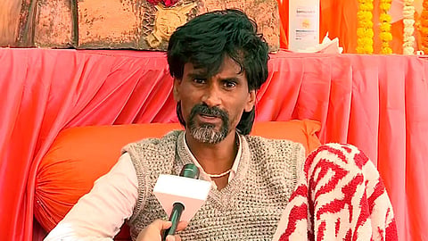 महाराष्ट्र में पिछड़े वर्ग के ओबीसी के लिए आरक्षण की मांग करते आए मनोज जरांगे ने अब फडणवीस सरकार को आखिरी चेतावनी दे दी है। मनोज जरांगे ने अपने सरकार को अल्टीमेटम देते हुए अपने अनशन की तारीख बतायी।