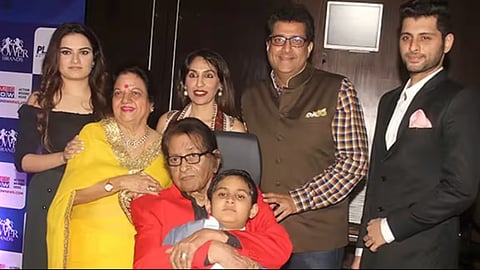 Manoj Kumar Family Son Kunal Goswami Is Businessman in Delhi