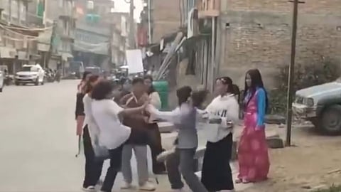 Viral Video: पहले बात फिर लात आखिर में नाली में जा गिरी लड़की...लड़ाई का वायरल वीडियो देख चौंक जाएंगे आप