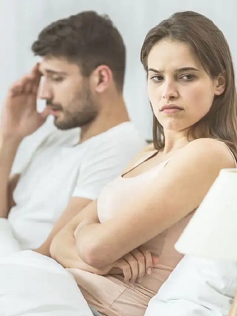 Relationship Tips: रिश्तों में दरार पैदा कर सकती है ये आदतें