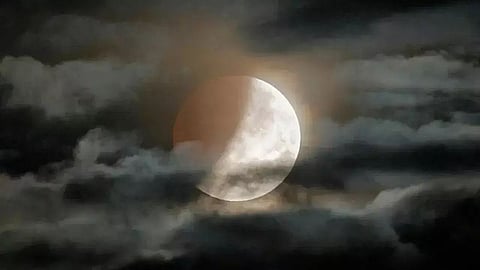 इस दिन लगेगा अगला चंद्र ग्रहण, क्या भारत में भी लगेगा सूतक, जानिए ग्रहण की तिथि और सूतक काल