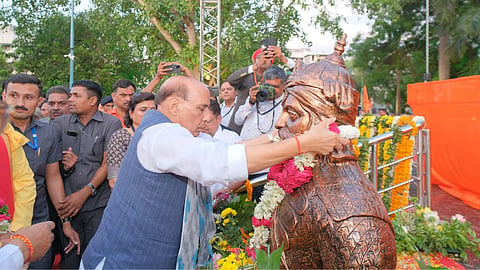 केंद्रीय रक्षा मंत्री राजनाथ सिंह ने छत्रपति संभाजी नगर में महाराणा प्रताप की प्रतिमा का अनावरण किया और उन्हें श्रद्धांजलि दी।