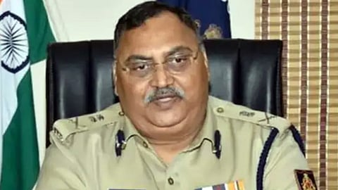 Murder: कर्नाटक के पूर्व डीजीपी की हत्या! अपने ही घर में मिली लहू से लथपथ लाश, पत्नी पर रुकी शक की सुई