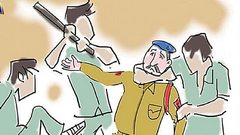 कोर्ट के बहार कैदियों ने पुलिस पर किया हमला