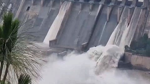 भारत-पाक तनाव के बीच चेनाब नदी पर बने सलाल बांध के 3 गेट खोले गए