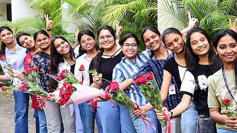 महाराष्ट्र में इस बार 16 लाख से ज्यादा छात्रों ने 10वीं बोर्ड की परीक्षा दी। आज 10वीं बोर्ड का परिणाम घोषित किया गया है। पिछली बार की तरह इस बार भी लड़कियों ने बाजी मारी है।