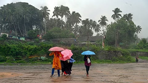 केरल में तुफानी बारिस के साथ समुद्र में ऊंची-ऊंची लहरें, मौसम विभाग ने रेड अलर्ट जारी किया