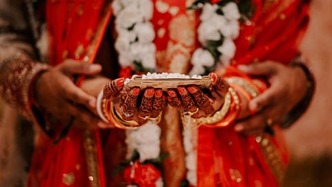 आज के समय में शादी ब्याह में होने वाले खर्च को सेविंग्स से पूरा कर पाना असंभव हो गया है। जिसके चलते कई बैंकों ने शादी समारोह के लिए मैरिज लोन जिसे वेडिंग लोन भी कहा जाता है ऑफर करना शुरू कर दिया है।