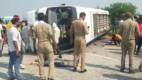 जौनपुर में स्टीयरिंग फेल होने से बस पलटी, 4 लोगों की मौत
