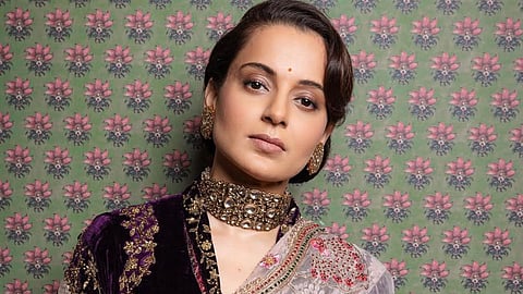 Kangna Ranaut Dance with peacock and plucked Mango from tree in Jaipur