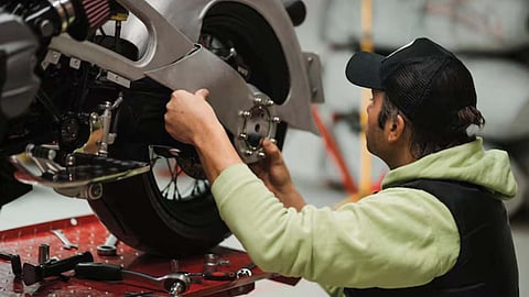 बाइक की परफॉर्मेंस और माइलेज के लिए जानिए साल में कितनी बार जरूरी है सर्विसिंग