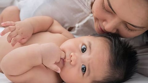 गर्मी के दिनों शिशु के शरीर में पानी की कमी न हो जाए, हाइड्रेट रखने के लिए खिलाएं ये चीजें