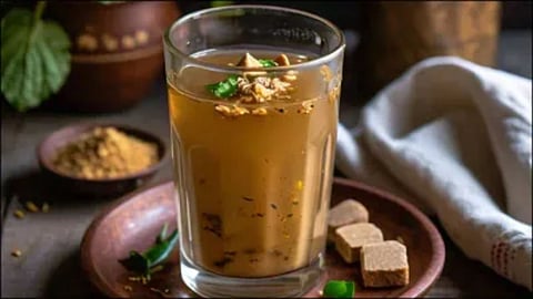 गुड़ का पानी दूर करेगा खून की कमी, जानिए और क्या हैं इसके लाजवाब फ़ायदे