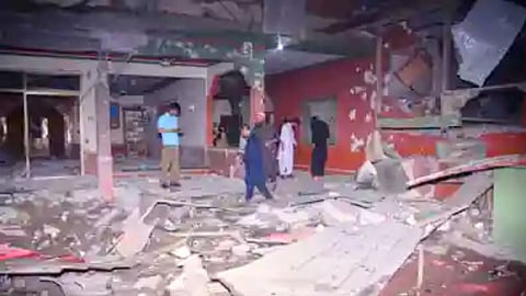भारतीय सेना ने आखिरकार पाकिस्तान से पहलगाम हमले का बदला ले लिया है। हालांकि, भारतीय हमले पर जवाबी कार्रवाई करते हुए पाकिस्तान ने भी अंधाधुंध फायरिंग की है, जिसकी चपेट में मां और बेटी आ गए है।