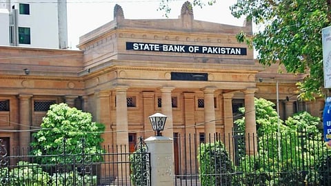 स्टेट बैंक ऑफ पाकिस्तान यानी एसबीपी ने फॉरेन ट्रांसेक्शन को लेकर एक रिपोर्ट जारी की है। जिसके अनुसार ये पता चला है कि पिछले 3 दिनों से पाकिस्तान के बड़े सैन्य ऑफिसर्स और टॉप लीडर्स अपने पैसे को दुबई ट्रांसफर कर रहे हैं।